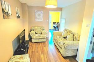 a living room with two couches and a couch at Cozy 3-Bed House Near Willen Lake with Garden in Milton Keynes