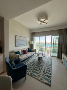 O zonă de relaxare la Apartment at Vida Marina Resort Marassi