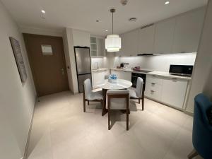 O bucătărie sau chicinetă la Apartment at Vida Marina Resort Marassi