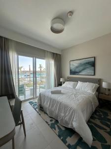 Un pat sau paturi într-o cameră la Apartment at Vida Marina Resort Marassi