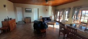 Khu vực ghế ngồi tại Ivy Cottage on Random Rocks Farm