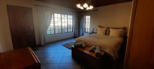 Giường trong phòng chung tại Ivy Cottage on Random Rocks Farm