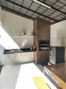 eine Küche mit Kühlschrank und Herd in der Unterkunft Hospedagem da vila in Santa Teresa