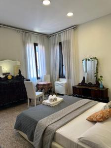 a bedroom with a large bed and a table and chairs at Rosa apartment in Venice