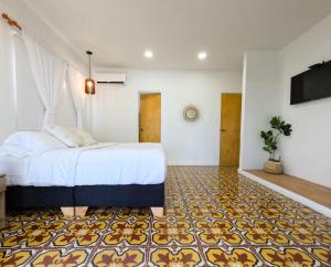 Cama ou camas em um quarto em Puesta del Sol Guest House