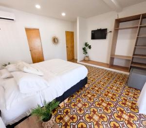 Cama ou camas em um quarto em Puesta del Sol Guest House
