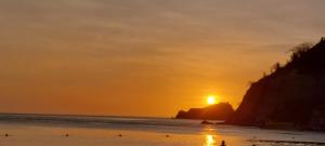 RodaderoにあるMar & Sierra El Rodadero Apto Vista al Mar Piscina & Playaのポジターノのビーチの夕日