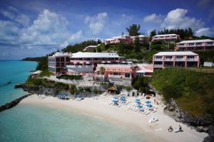 eine Luftansicht auf einen Strand mit einem Resort in der Unterkunft Pompano Beach Club in Southampton