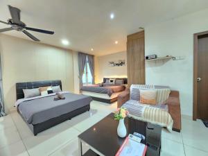 Giường trong phòng chung tại KSL City Mall Desplanade Residence