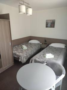 Pokój z dwoma łóżkami oraz stołem i stołem w obiekcie Pensjonat u Marianny w mieście Augustów