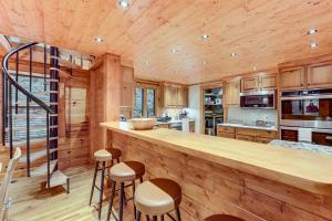 Kuchyň nebo kuchyňský kout v ubytování Luxe Smoky Mountains Cabin with Hot Tub and Views!