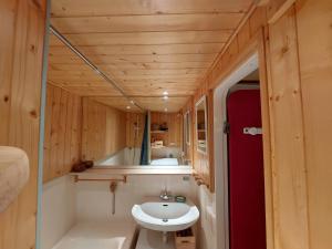 a small bathroom with a sink and a tub at Appartement Arcs 1800 Les Villards 5 personnes in Bourg-Saint-Maurice +21 photos