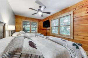 Postel nebo postele na pokoji v ubytování Luxe Smoky Mountains Cabin with Hot Tub and Views!