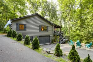 Zahrada ubytování Luxe Smoky Mountains Cabin with Hot Tub and Views!