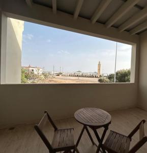 due sedie e un tavolo in una stanza con finestra di Cozy Elegant Villa in Downtown Agadir ad Agadir