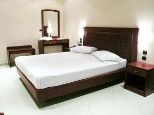 sypialnia z dużym łóżkiem i 2 szafkami nocnymi w obiekcie Brazil Hotel w Atenach