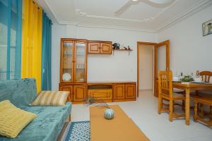 ein Wohnzimmer mit Sofa und Tisch in der Unterkunft 068 Nice corner La Mata - Alicante Holiday in La Mata + 32 Fotos