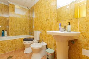 ein Badezimmer mit Waschbecken, Toilette und Badewanne in der Unterkunft 155 Wonderfull Luxury apartment Alicante-Holiday in Torrevieja + 23 Fotos