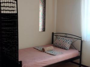 Laki's House tesisinde bir odada yatak veya yataklar