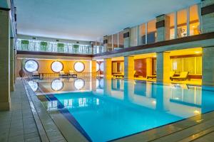 una gran piscina en un edificio con piscina en Grand Yazici Ski Hotel & Spa, en Uludag