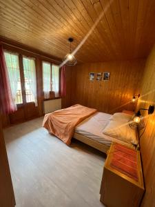 Un dormitorio con una cama en una habitación de madera. en Chalet Les Rocailles, en Haudères 37 fotos más