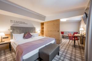 Postel nebo postele na pokoji v ubytování Ruhpoldinger Hof - Hotel & Wellness
