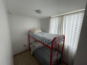 a small room with a bunk bed and a window at Edificio INMOBILIA - Av Argetina 2 dormitorios in Antofagasta