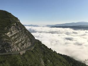un camino al costado de una montaña con nubes en Orlegy Casa Rural, en Villanañe 8 fotos más