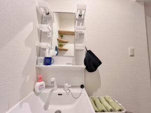 大阪Yume夢 天下茶屋店的带水槽和镜子的白色浴室