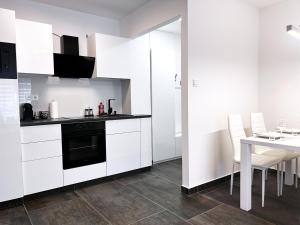 Kuchyň nebo kuchyňský kout v ubytování Downtown Apartments Pécs + 24 fotografií