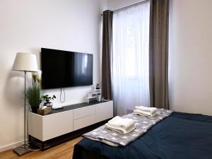 Postel nebo postele na pokoji v ubytování Downtown Apartments Pécs