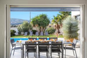 Nespecifikovaný výhled na hory nebo výhled na hory při pohledu z vily