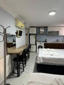Kuchyň nebo kuchyňský kout v ubytování AWWA APART HOTEL