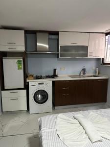 Kuchyň nebo kuchyňský kout v ubytování AWWA APART HOTEL