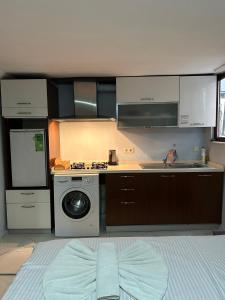Kuchyň nebo kuchyňský kout v ubytování AWWA APART HOTEL