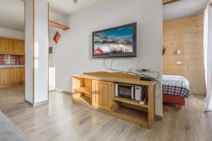 A television and/or entertainment centre at Borgo Stalle Residence