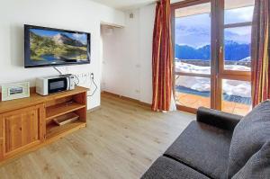 A television and/or entertainment centre at Borgo Stalle Residence