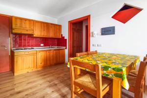 A kitchen or kitchenette at Borgo Stalle Residence