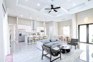 Φωτογραφία από το άλμπουμ του Luxurious Waterfront Home with Heated Pool and Jacuzzi σε Κέιπ Κόραλ