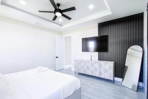 Φωτογραφία από το άλμπουμ του Luxurious Waterfront Home with Heated Pool and Jacuzzi σε Κέιπ Κόραλ