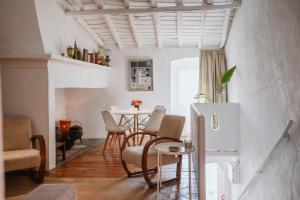 a living room with a table and chairs in a room at Alegrete Castle House by NaturAlegre in Alegrete