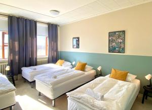 um quarto com três camas em Paradise Cave Hostel & Guesthouse em Hvolsvöllur