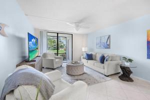 Ruang duduk di Walkout condo with beach access, pool and pickleball