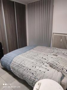 Murat appartement 3 piecesにあるベッド