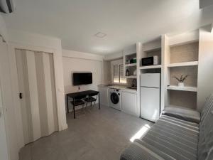 a kitchen and living room with a washer and dryer at Apartamentos Yiya in Málaga