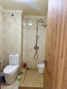 a bathroom with a toilet and a shower in it at Appartement moderne à Puerto Banus in Mansouria