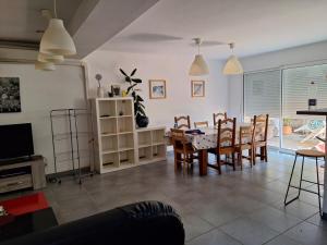 a kitchen and dining room with a table and chairs at Maison tout confort Figeac in Figeac