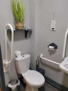 潺潺小溪旅馆的一间浴室