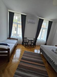 een slaapkamer met 2 bedden en een tapijt bij Mostar in Mostar