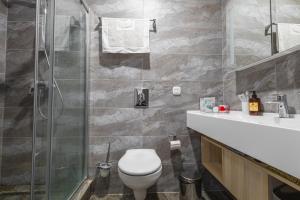Bilik mandi di Уютные апартаменты в Yes Aparts с видом на Ботанический сад +20 gambar